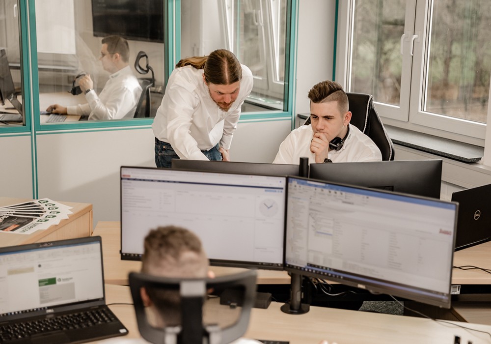 lunecon systemhaus blick in das buero und das team bei der arbeit